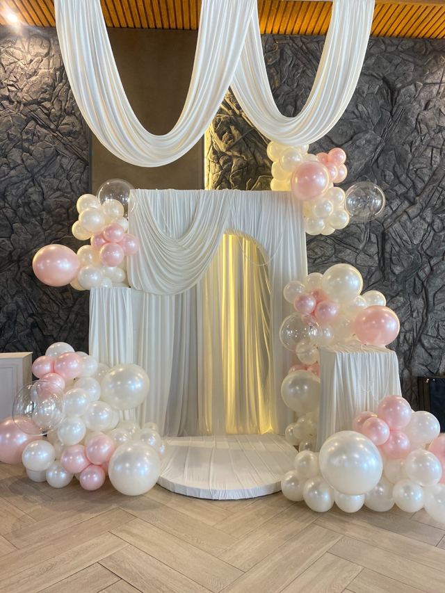 Balloon decor by Luxeballoon